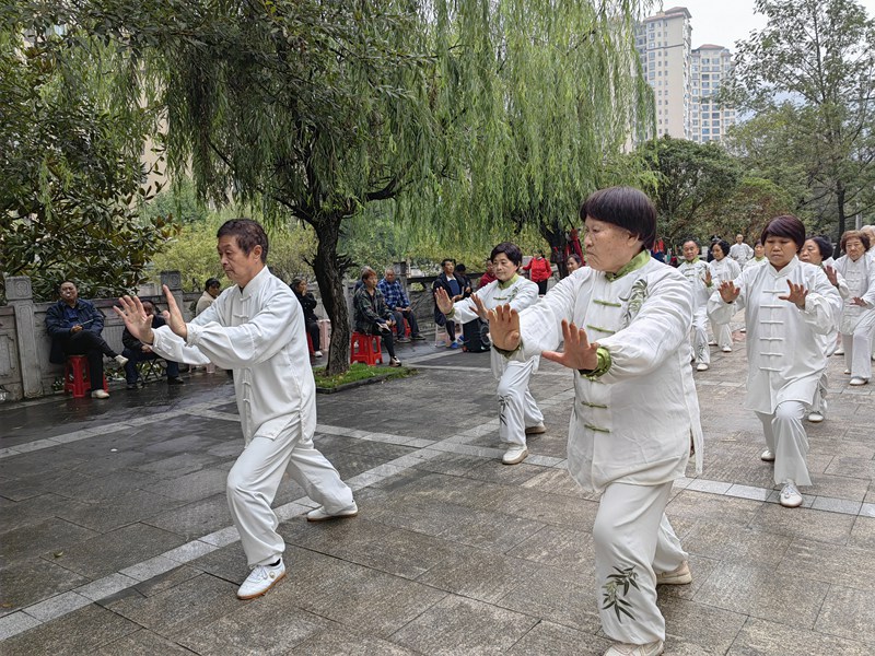 赫章縣七里店社區(qū)老年協會在西城區(qū)景觀河道小廣場開展重陽節(jié)活動。王永勝 攝