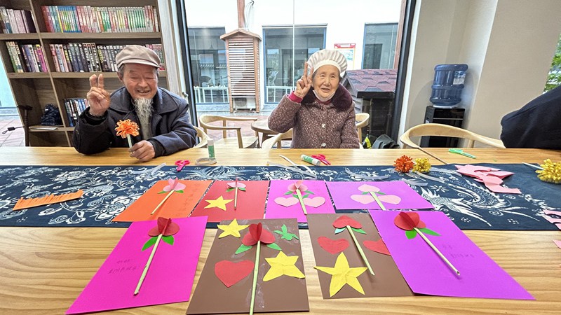 金銀山街道開展“花漾重陽·情暖歲月——老年居民折紙活動”。金銀山街道供圖4