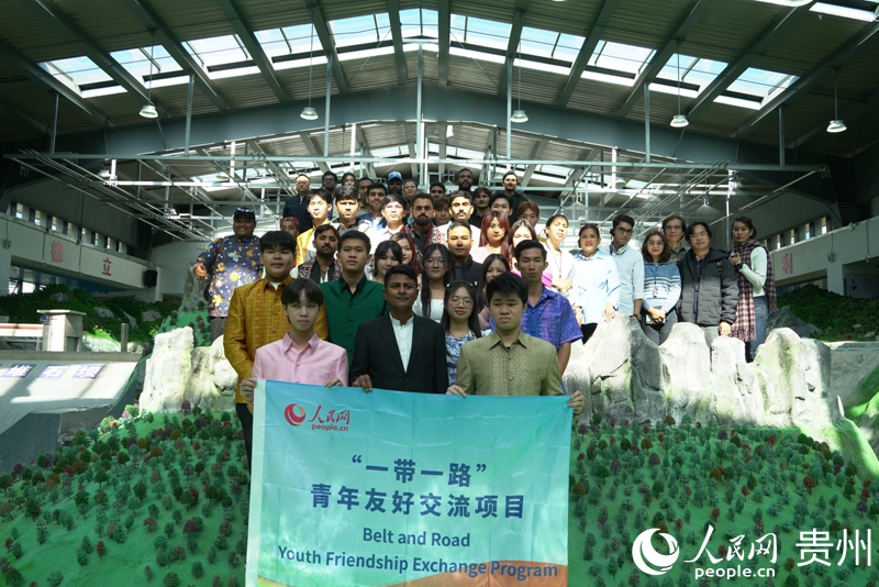 在貴州水利水電職業(yè)技術(shù)學(xué)院，外媒記者與本國(guó)留學(xué)生合影留念。人民網(wǎng) 陽(yáng)茜攝