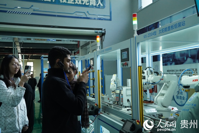 在貴州水利水電職業(yè)技術(shù)學(xué)院實(shí)訓(xùn)基地，正在工作的機(jī)器人吸引了眾人目光。人民網(wǎng) 陽(yáng)茜攝