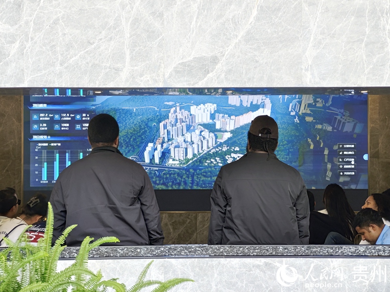 外媒記者參觀智慧社區(qū)。人民網(wǎng) 龍章榆 攝