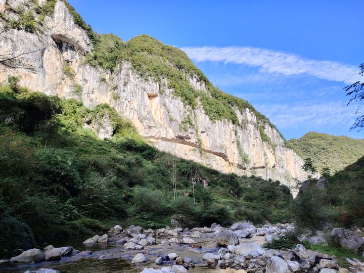 遙看石板河村掛壁公路。劉虹艷攝