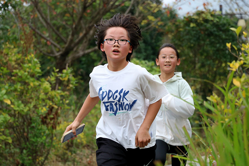 參賽小朋友在越野賽道上奔跑。謝宗政攝