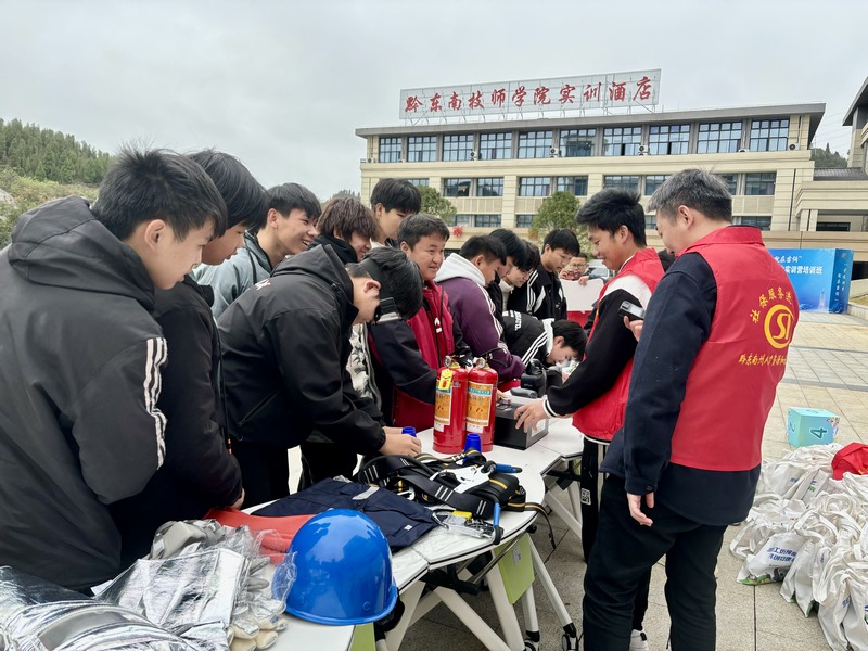 工傷預(yù)防宣傳活動走進(jìn)黔東南理工職業(yè)學(xué)院.jpg