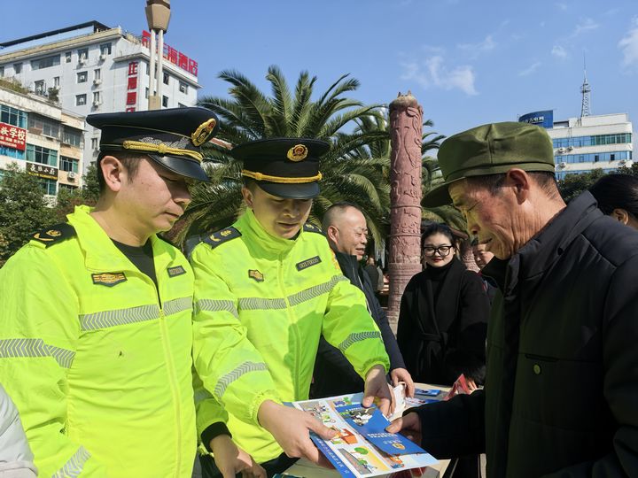 工作人員發(fā)放宣傳資料。王娜攝