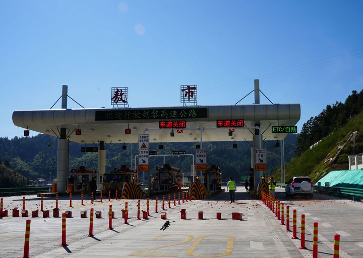 劍黎高速公路敖市收費(fèi)站。