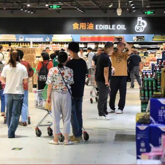 來來往往的人群、滿架的新鮮蔬果以及撲面而來的煙火氣息，承載著人們的生活瑣碎與幸福憧憬。