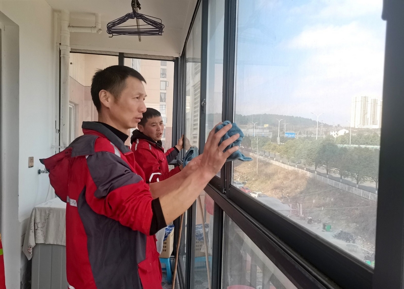 新業(yè)態(tài)新就業(yè)群體就近參與社區(qū)“學(xué)雷鋒”志愿服務(wù)活動(dòng)，幫助社區(qū)老人打掃房屋衛(wèi)生