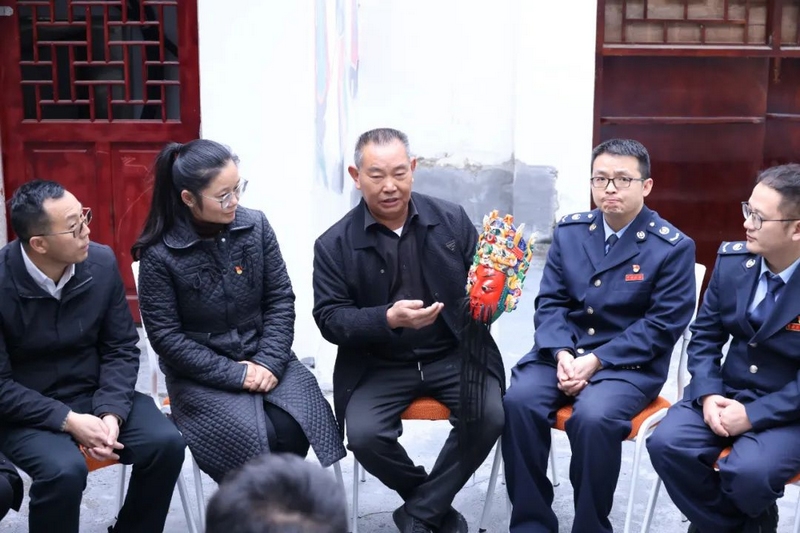 4 圖為“地戲”傳承人楊正洪為黨員干部、青年干部生動講解“地戲”起源、變化發(fā)展、傳承。