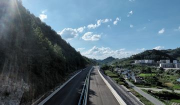 預(yù)計明年通車！獨山縣這條區(qū)域重要道路正加緊建設(shè)G210都勻陽安至影山公路改擴建工程（都獨同城大道）起于都勻陽安，止于獨山深河橋，全長36.43公里，概算總投資32.62億元……