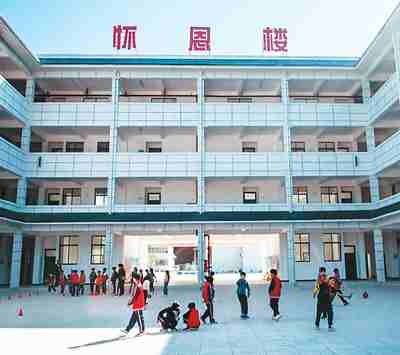 學(xué)生們?cè)趶慕h大歹小學(xué)教學(xué)樓后的空地上體育課。新華社記者 陶 亮攝