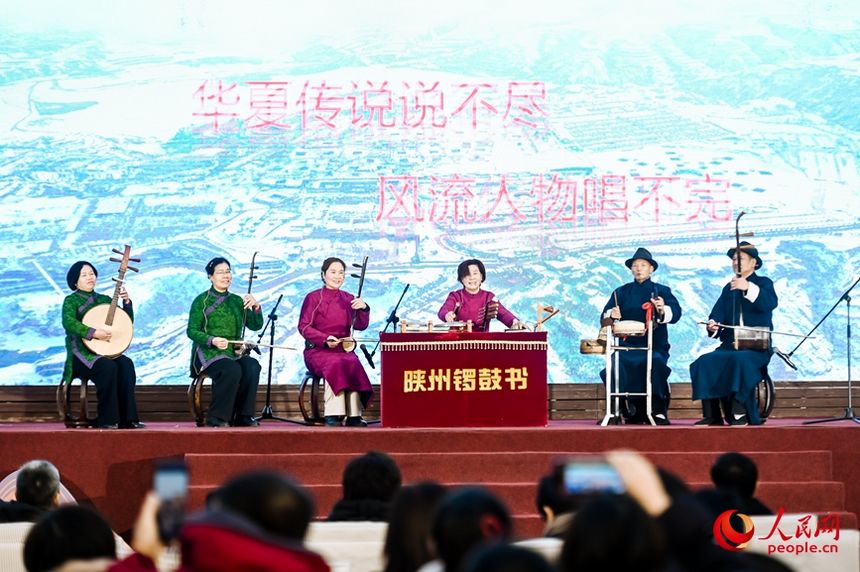 陜州鑼鼓書(shū)演出現(xiàn)場(chǎng)。人民網(wǎng)記者 慎志遠(yuǎn)攝