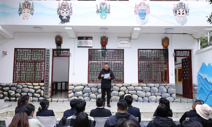2 圖為”下苑村第一書記圍繞“一宣六幫”駐村工作職責(zé)進(jìn)行了詳細(xì)分享。