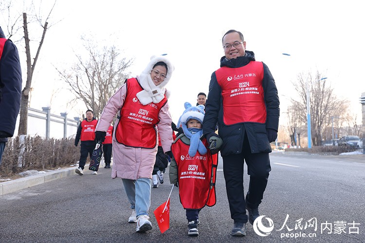 市民徒步迎接新年。人民網(wǎng)記者 富麗娟攝