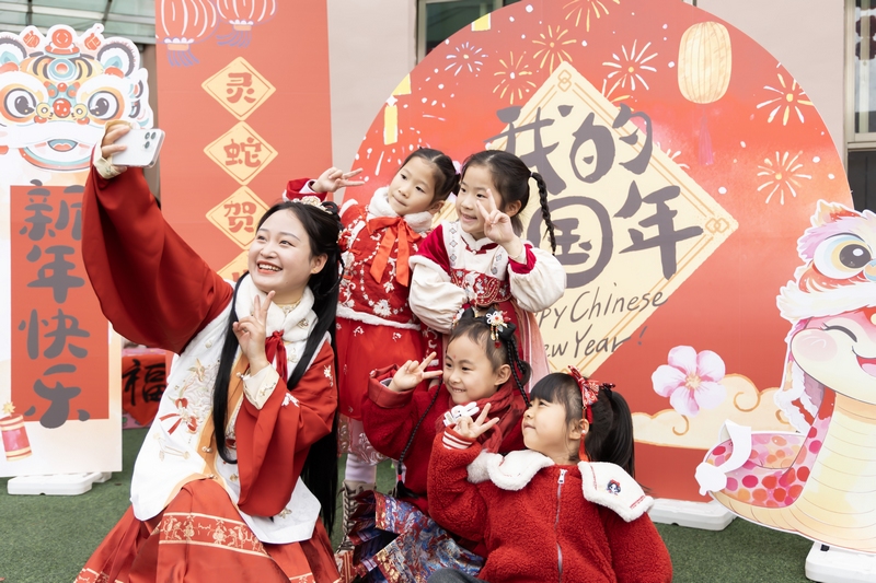 2 12月31日，在貴州省黔南布依族苗族自治州羅甸縣蓮花幼兒園開展的迎新年活動中，小朋友在拍照。 
