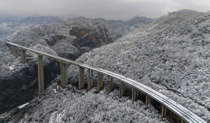 1月9日，被冰雪封凍的畢威高速赫章特大橋。李學(xué)友攝