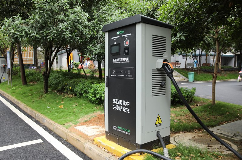 劍河縣城居民小區(qū)內(nèi)修建好的電動汽車充電樁（沈澤丹攝）.jpg