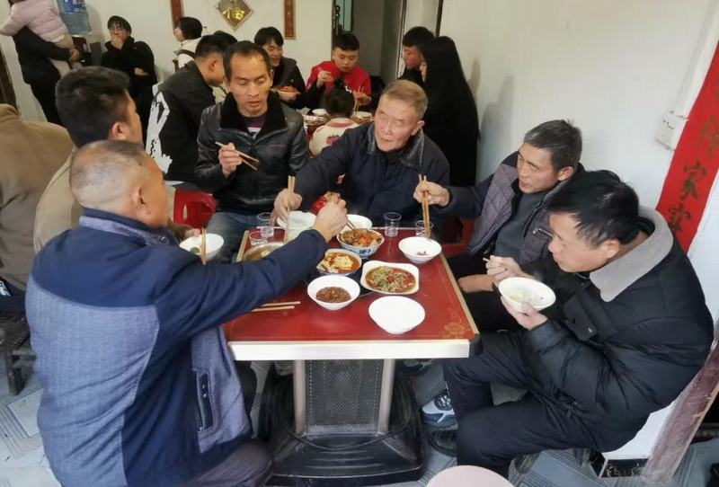 鄉(xiāng)親們圍坐在一起吃殺豬飯.jpg
