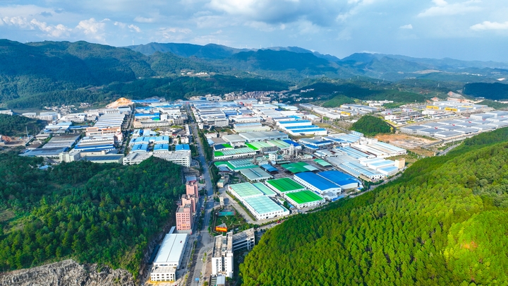 龍里經(jīng)濟(jì)開發(fā)區(qū)冠山工業(yè)園一角。潘希來攝