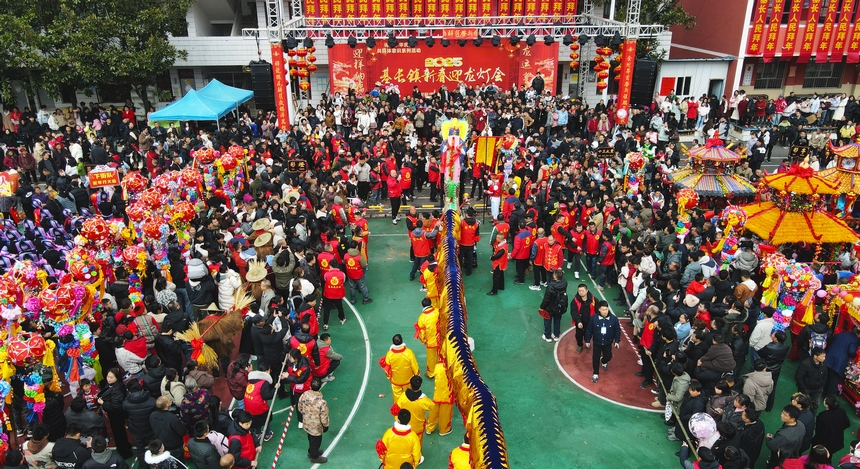 獨山縣基長鎮(zhèn)舉行2025年新春迎龍燈會。