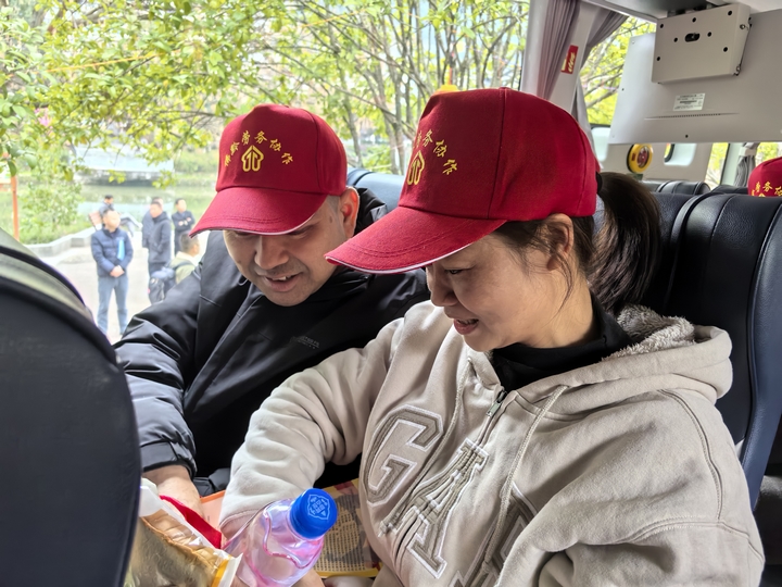 返崗工人領到“暖心禮包”.jpg