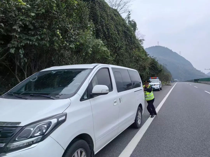1 圖為幫助駕駛員把車輛推到應(yīng)急車道.jpg