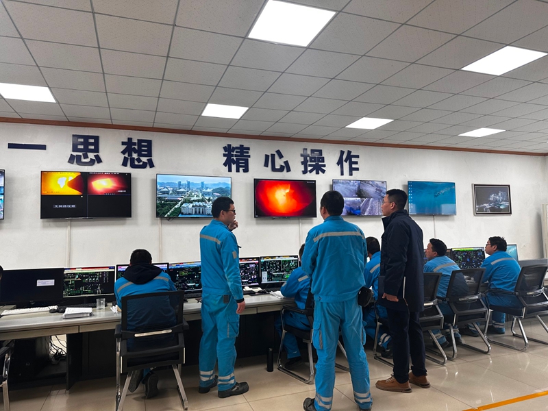 (2)清鎮(zhèn)供電局工作人員在貴陽海螺盤江水泥有限責(zé)任公司主控室了解企業(yè)復(fù)工復(fù)產(chǎn)用電需求。.jpg