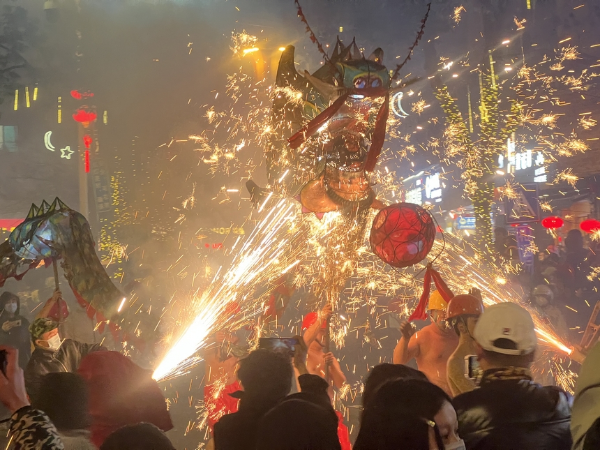 臺(tái)江噓花舞龍現(xiàn)場(chǎng)。楊秀福攝