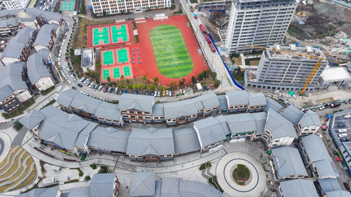 新聯(lián)通的印象小鎮(zhèn)至悅瓏臺路段。陳春志 攝.jpg
