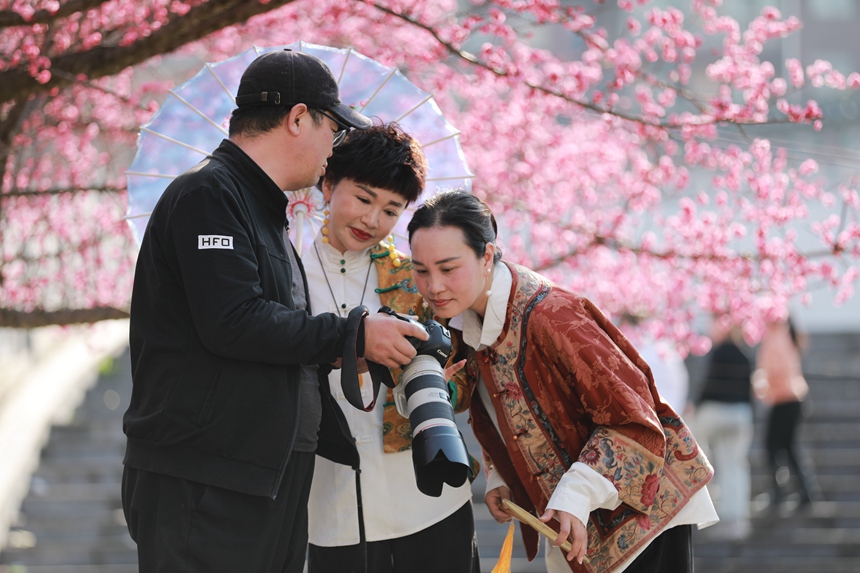 3月1日，貴州省黔西市西門外城郊的梅花迎春綻放，吸引游人紛紛前來(lái)觀花賞景、拍照打卡，樂(lè)享暖春時(shí)光。 