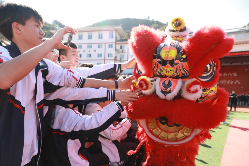 廣東佛山舞獅團(tuán)隊(duì)正在為學(xué)生們表演。潘文攝