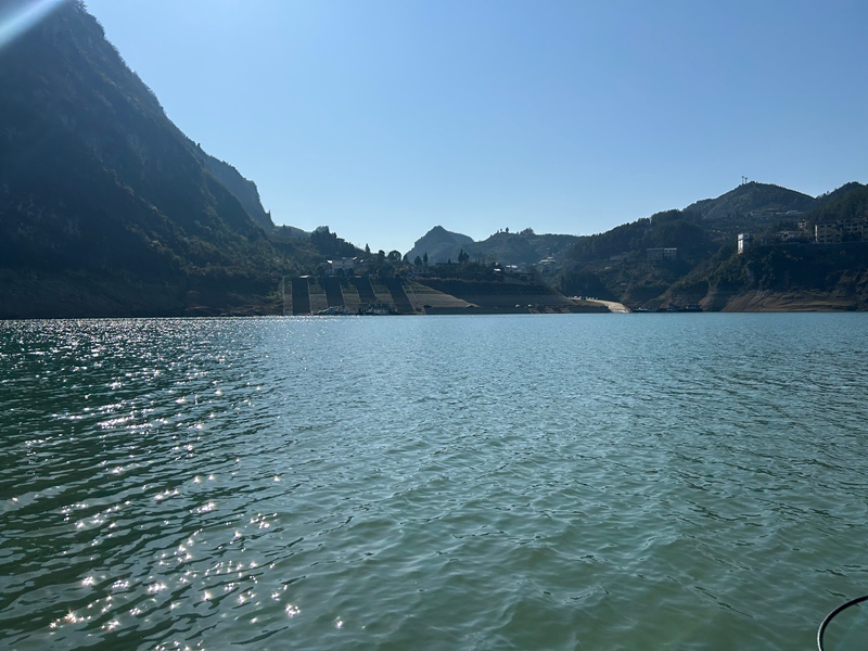 湖水碧波蕩漾。