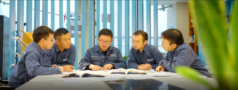 周敬余（中）在創(chuàng)新工作室給新員工講解創(chuàng)新知識。陳廈華攝