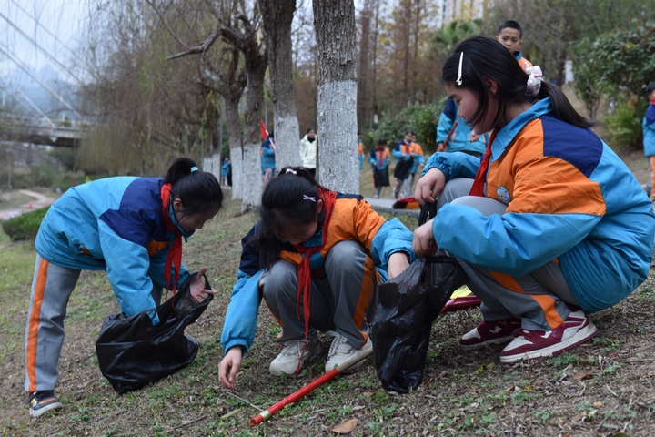 學(xué)生在清理紙屑.JPG