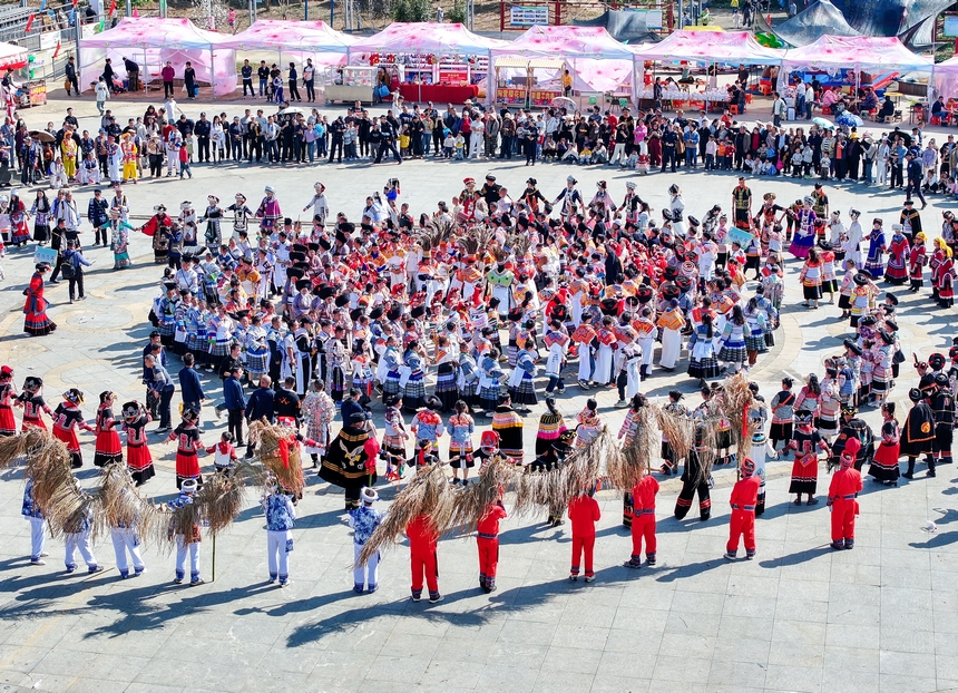 民族同胞在厙東關(guān)鄉(xiāng)游客服務(wù)中心巡游表演。