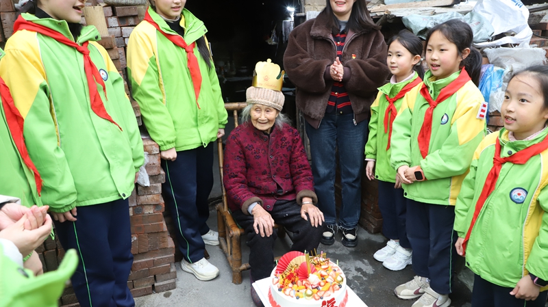 為老人送去生日祝福.JPG