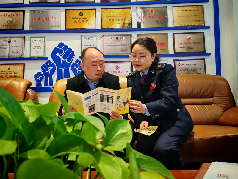 仁懷市稅務(wù)局工作人員到企業(yè)開展走訪宣傳。余甚君攝