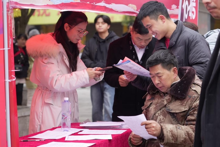 2025年?yáng)|西部勞務(wù)協(xié)作招聘會(huì)活動(dòng)現(xiàn)場(chǎng)。
