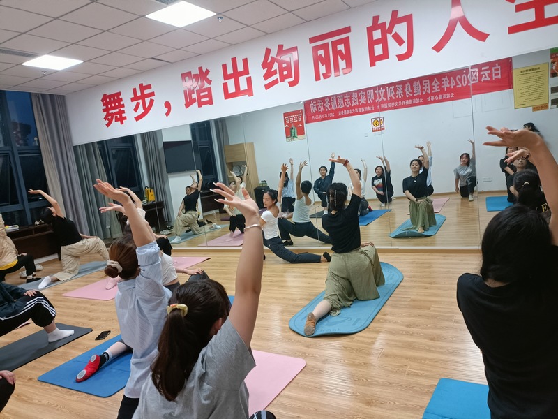 6.學員在老師的帶領下學習古典舞基礎動作。白云區(qū)委宣傳部供圖