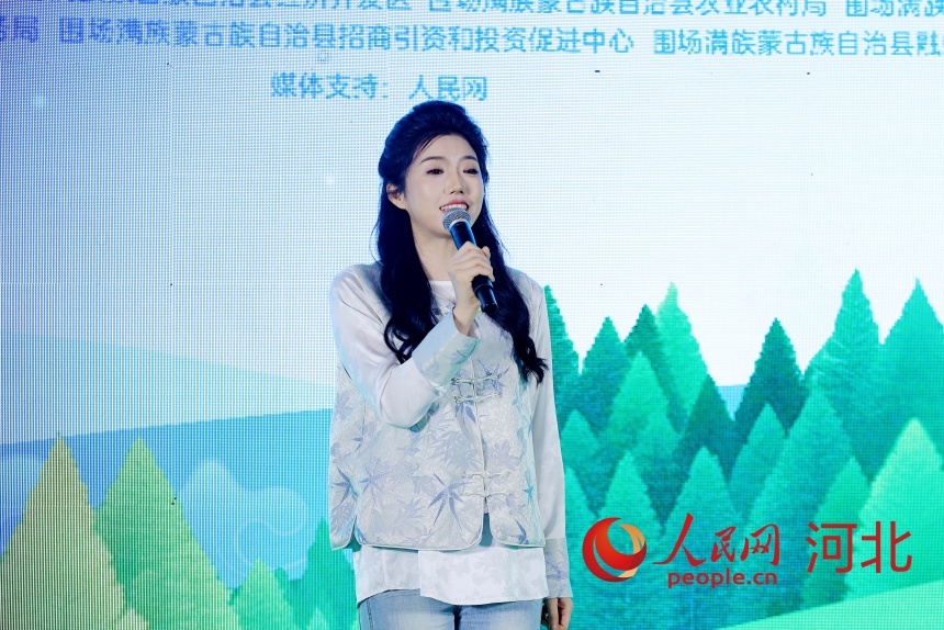 圍場家鄉(xiāng)推薦官于思齊邀請100名網友成為塞罕壩體驗官。人民網記者 周博攝
