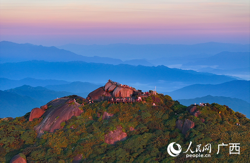 “華南之巔”貓兒山。人民網(wǎng) 雷琦竣攝