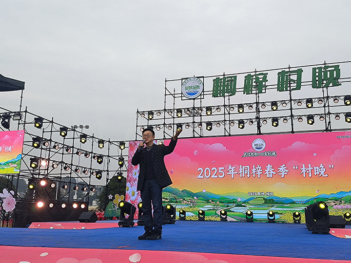 桐梓春季“村晚”迎春朗誦會(huì)現(xiàn)場(chǎng)。
