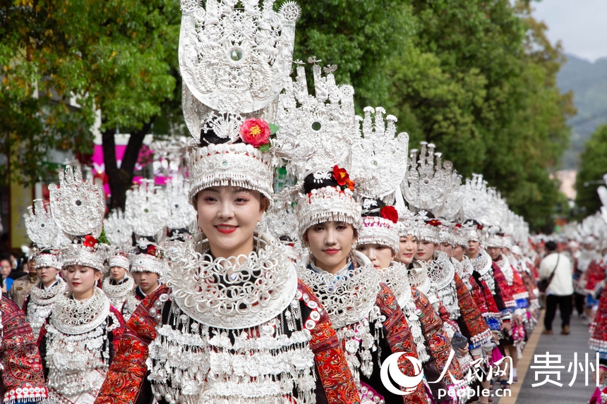 臺江縣苗族同胞盛裝游演慶祝姊妹節(jié)。人民網(wǎng) 黃小桃攝