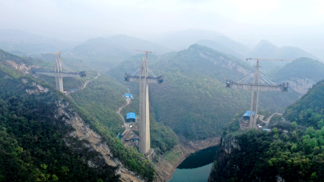 湘江特大橋位于湘江河谷，屬于深切V型谷。.jpg