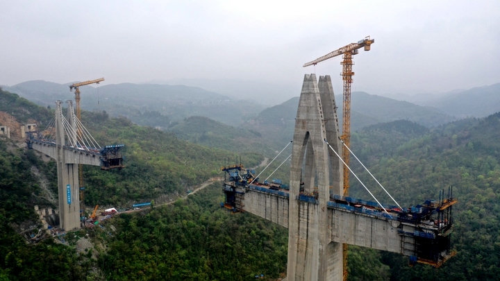 甕馬鐵路湘江特大橋索塔全部施工完成。.jpg