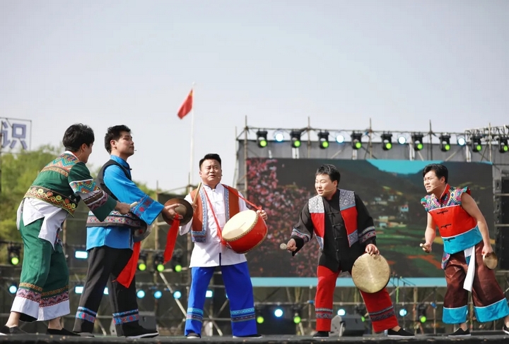 2、“2025民族大聯(lián)歡?春游”現(xiàn)場(chǎng)歌舞表演不斷 。