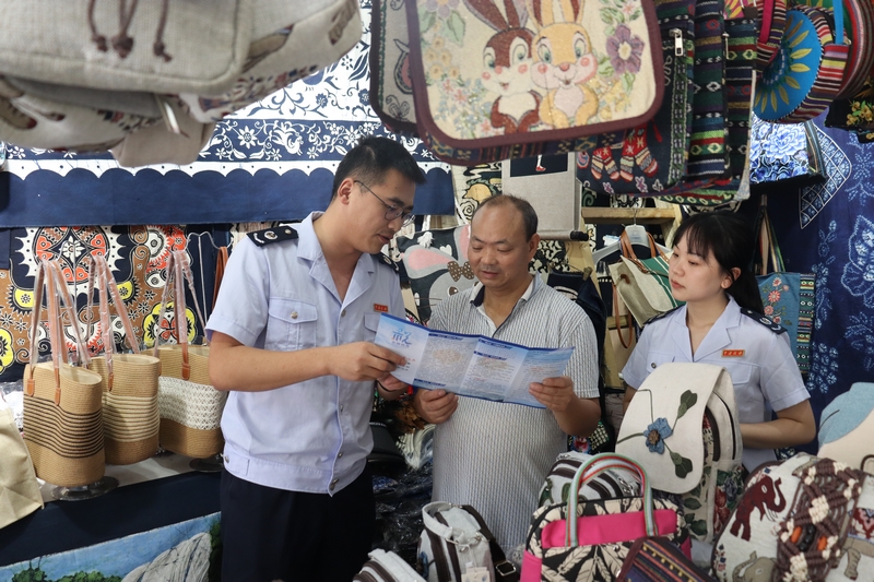 安順市鎮(zhèn)寧縣稅務局干部走進景區(qū)紀念品店為納稅人介紹最新稅費優(yōu)惠政策。舒開培攝