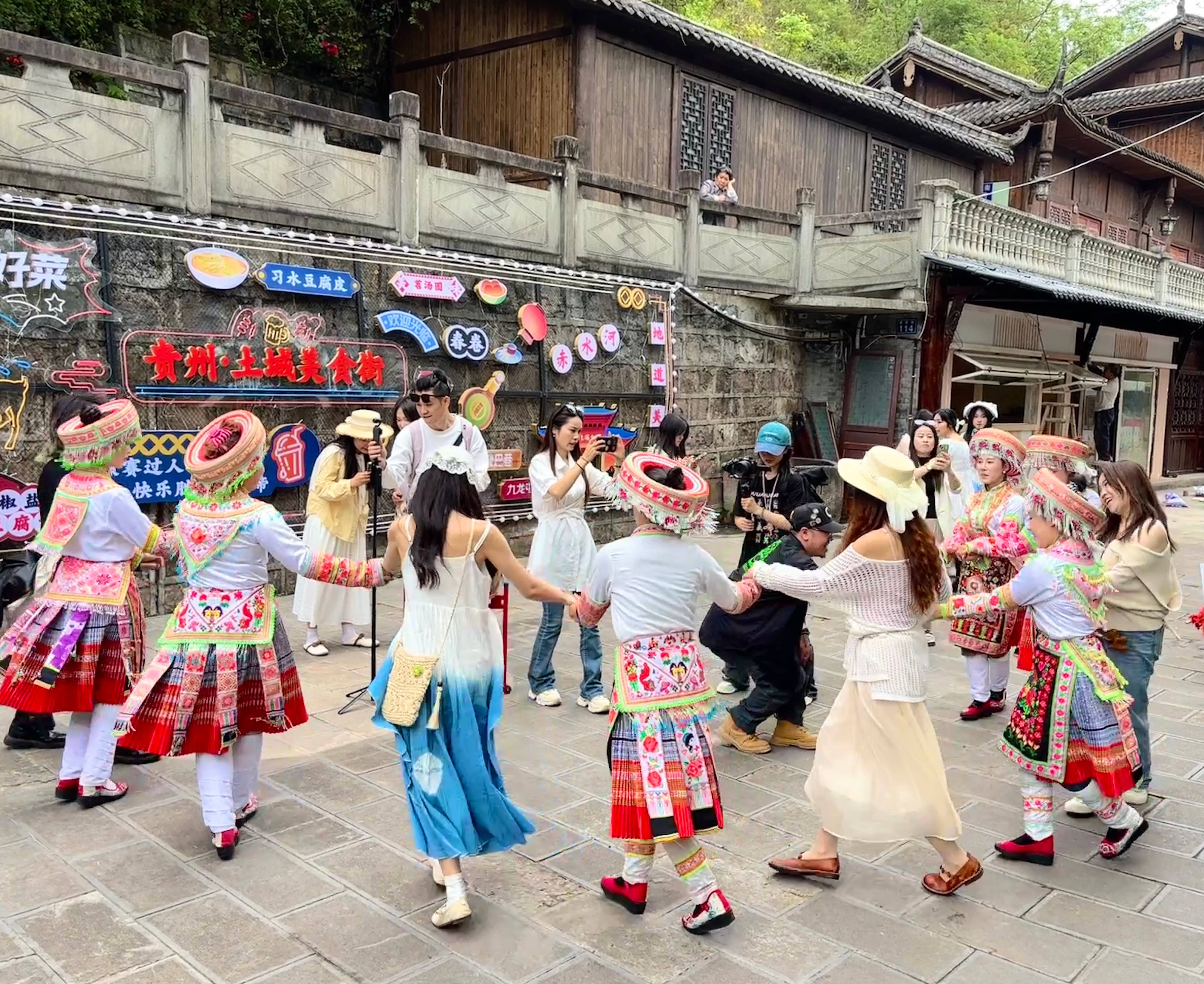 5、達(dá)人們踴躍加入舞蹈隊(duì)列，即興創(chuàng)造出 “網(wǎng)紅版斗腳舞”（任奕欣 攝）.jpg