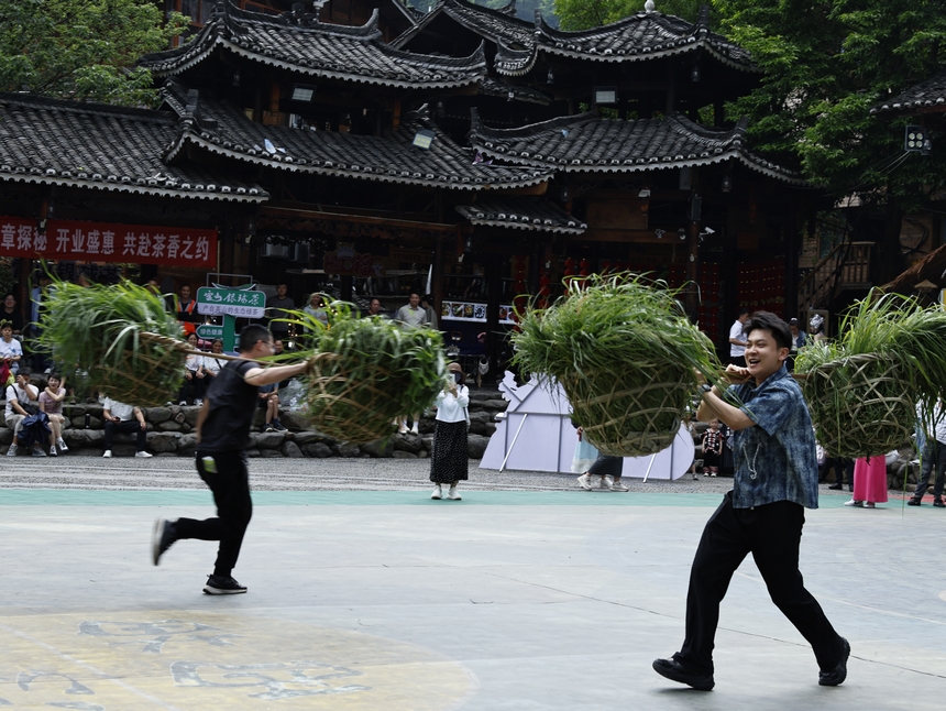 西江千戶苗寨游客在挑戰(zhàn)挑草接力賽。