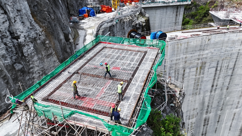 凹水河水庫建設(shè)現(xiàn)場建設(shè)者們奮戰(zhàn)一線 確保項(xiàng)目早日完工。